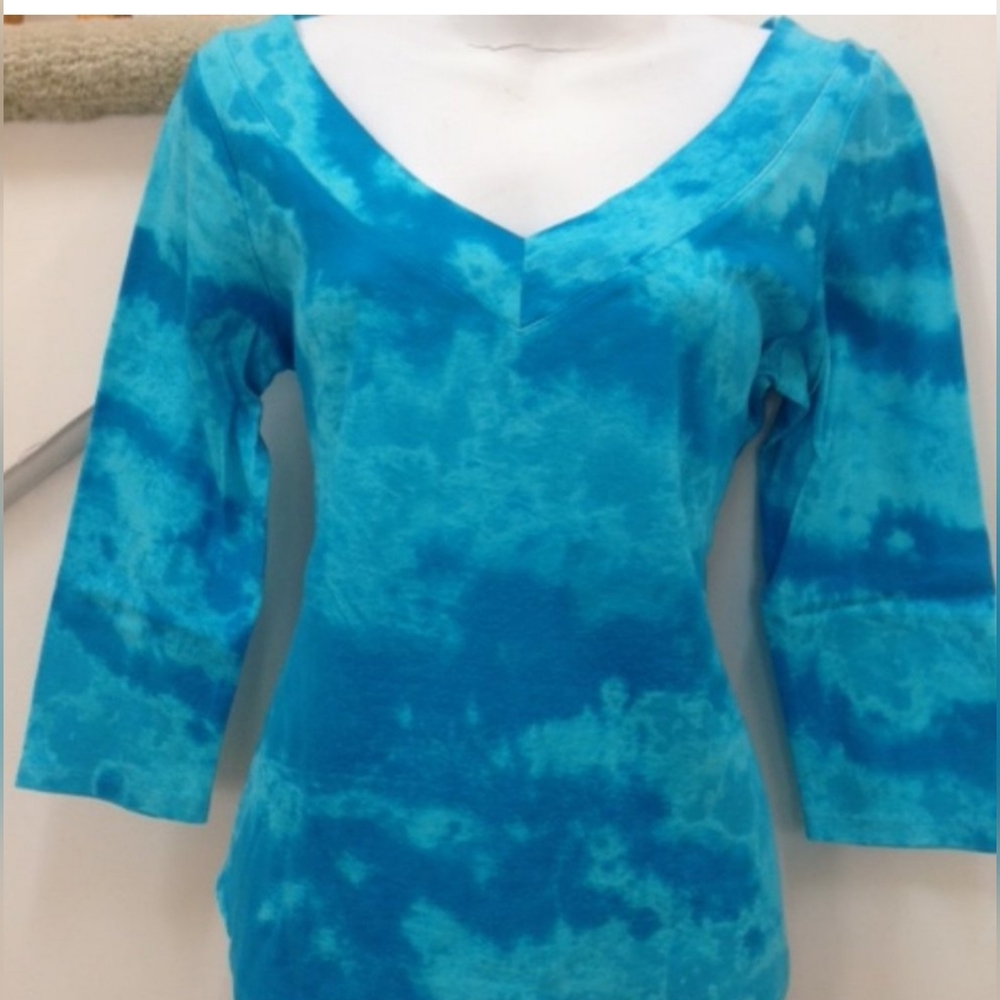 i.e. V-Neck Aqua Blue Verigated Top NWT 3/4 Sleeve